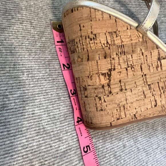 💫 Effortless Style: Le Chateau Golden Wedge Sandals (Size 7 / 38) 💫 - Picture 7 of 9